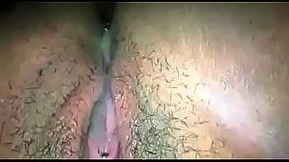 Novinha com piercing na buceta se masturbanto até_ gozar / melada
